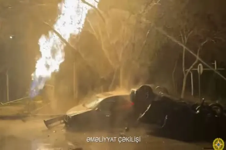 Bakıda qəza edən maşın qaz borusuna  çırpıldı - DƏHŞƏTLİ GÖRÜNTÜLƏR 