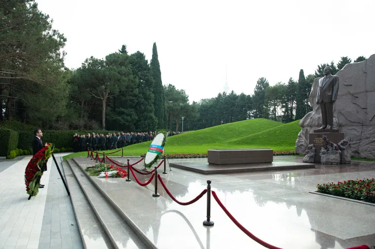 “Azərsun Holdinq”in rəhbər heyəti Ulu Öndərin məzarını ziyarət edib