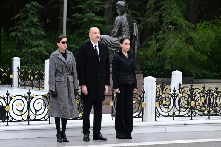 Prezident xanımı və qızı ilə Fəxri Xiyabanda - FOTOLENT 