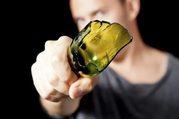 Bakıda fenomen   araq şüşəsini izləyicisinin başına  çırpdı