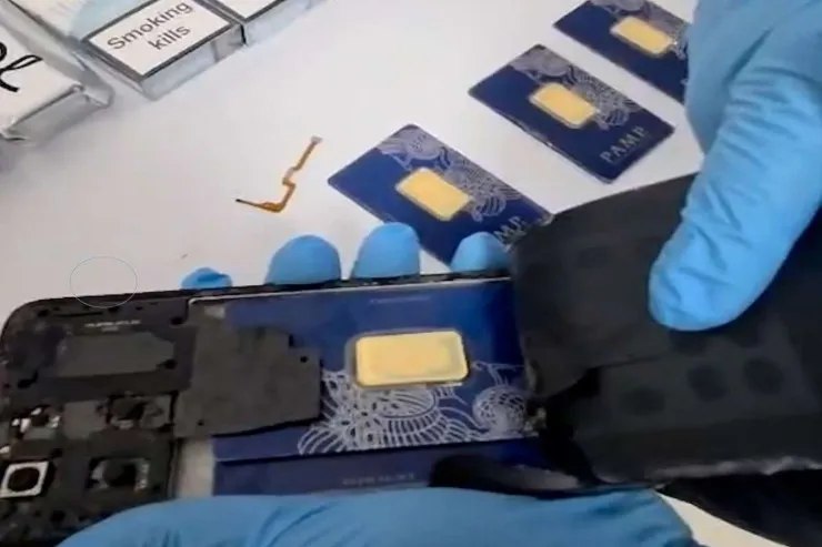 Bakı aeroportunda ƏMƏLİYYAT:  qızılla dolu telefon   ələ keçirildi - VİDEO 