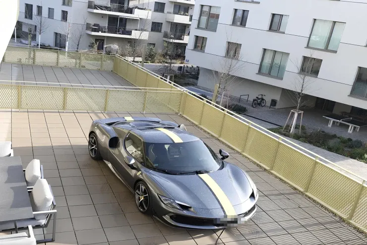 Unikal qış dayanacağı:  “Ferrari”ni eyvana  çıxartdı