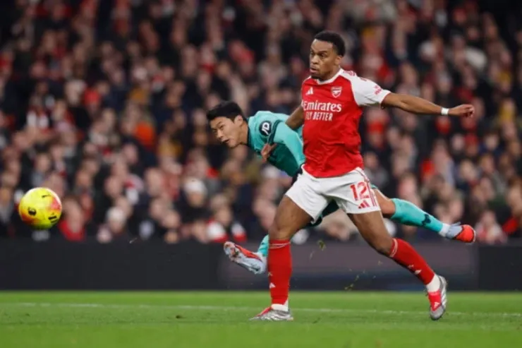 "Arsenal" autsayderə son anda  qalib gəldi