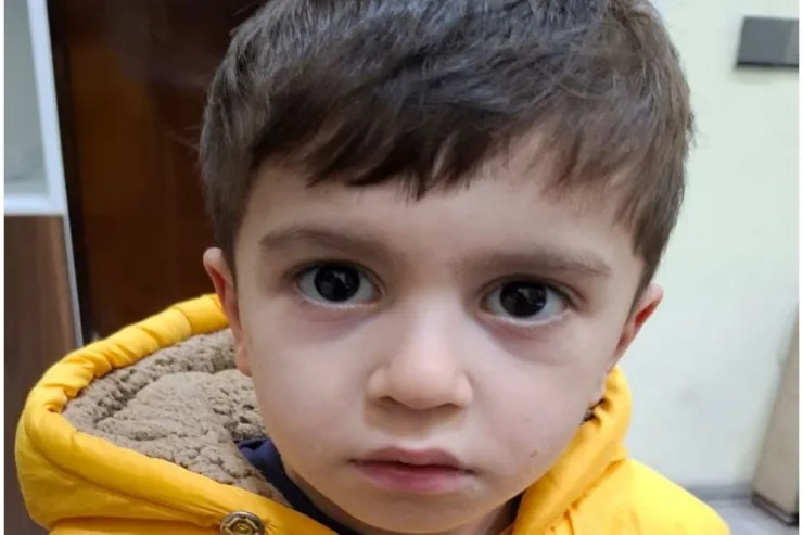 Polis bu uşağın valideynlərini AXTARIR 