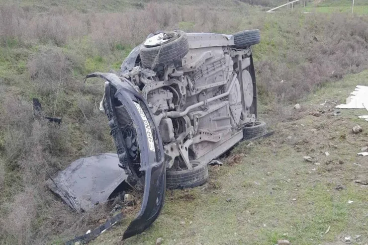 Qaxda minik avtomobili aşdı, xəsarət alanlar  var