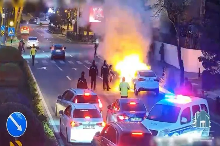 Bakının mərkəzində maşın yandı - VİDEO 