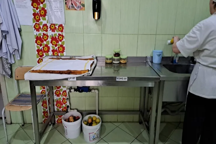 Bakının bu bağçasında yeməklər iylənmiş ətdən  bişirilir? - Yoxlama APARILDI