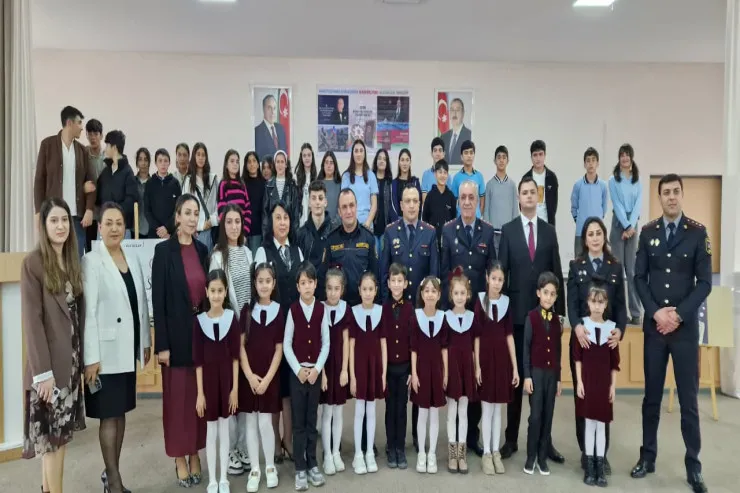 Polis məktəblilərlə görüşdü