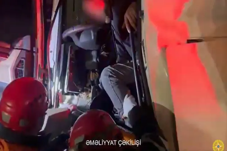 Lökbatanda TIR reklam lövhəsinə çırpıldı,  sürücü belə xilas olundu - VİDEO 