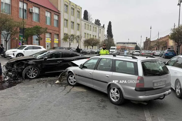 Gəncədə iki avtomobil toqquşdu - Yaralılar var 