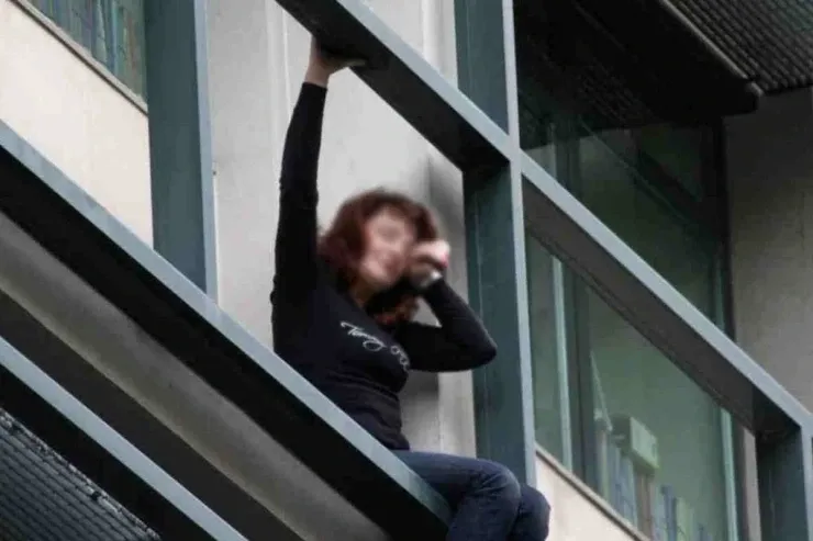 Sumqayıtda İNANILMAZ OLAY:  binadan yıxılan qız sağ qaldı