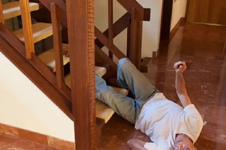 64 yaşlı kişi pilləkəndən yıxılıb  öldü