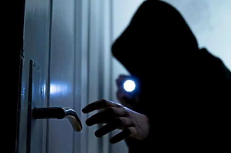 Gəncədə oğurluq edən kişi tutuldu: başını divara çırpdı 