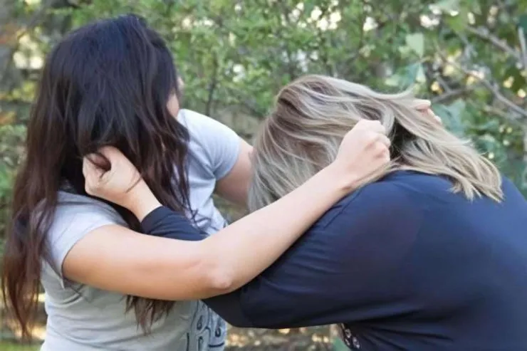 Qubada gəlin qayınanasının  başını divara çırpdı - Çay hazırlamaq  DAVASI