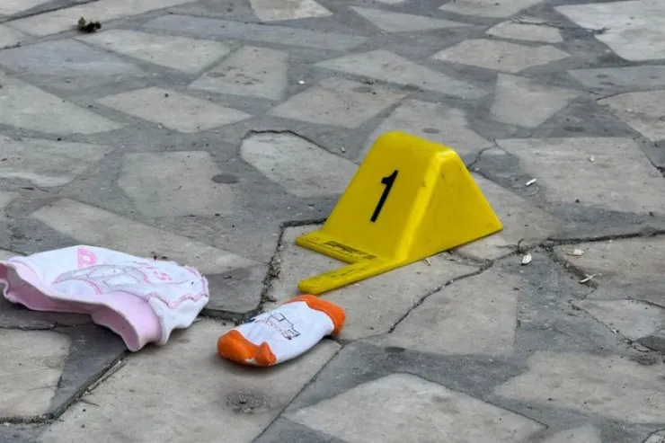 Ana 3 aylıq qızını binadan atdı 