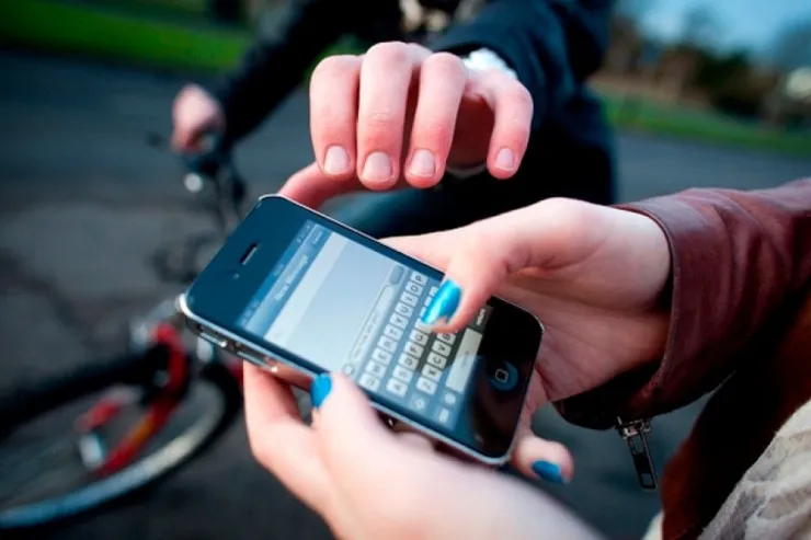 Bakıda sürücünün telefonunu götürüb qaçdılar  