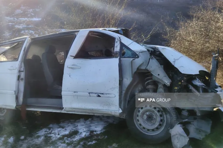 Lerikdə avtomobil dərəyə aşdı-Xəsarət alanlar var -YENİLƏNİB -FOTO 