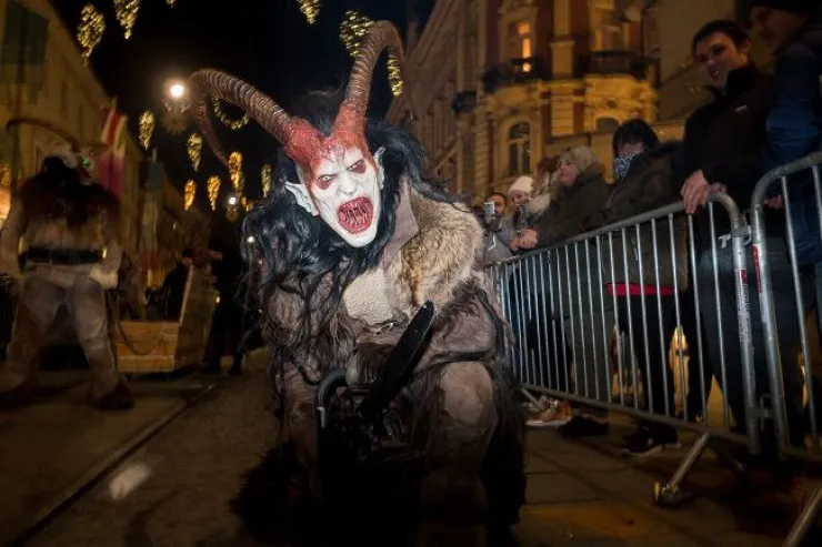 Yeni ili başqa ölkələrdə qeyd etməyin 15 dəlisov yolu:  12 üzüm yemək, qəbiristanlıqda gecələmək... 