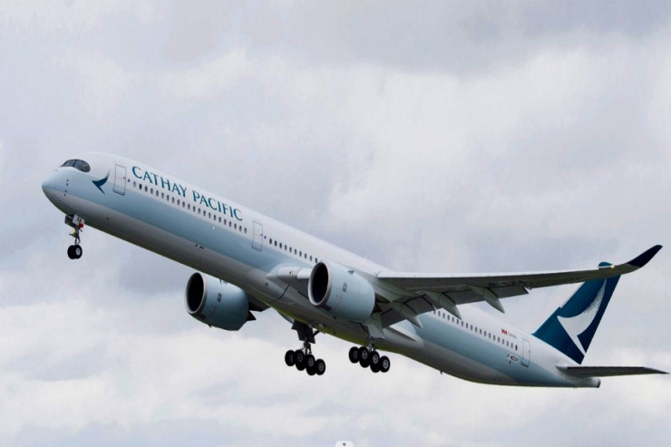 Londona uçan təyyarə Bakıya məcburi eniş etdi 