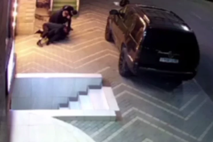 Dərbənddə  DƏHŞƏT:   Polisi döyüb öz silahı ilə güllələdiər 