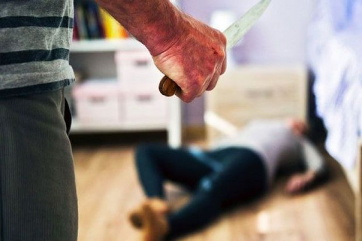 Anasını öldürüb  qızıllarını oğurladı 