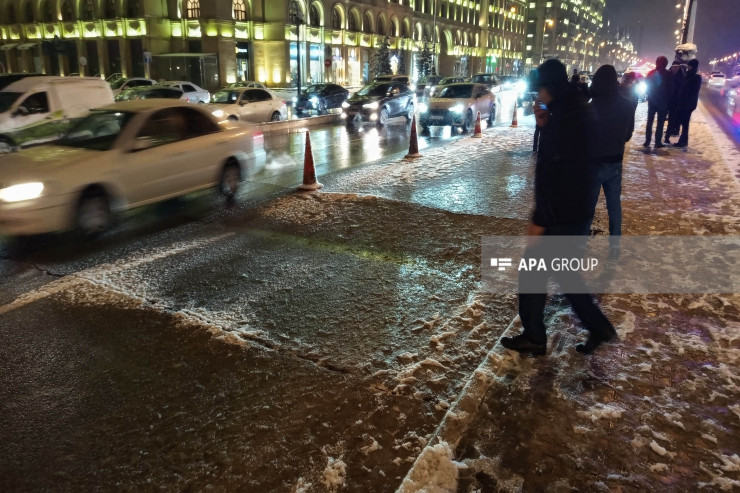 Bakının mərkəzi prospektində yol çökdü,  nəqliyyatın hərəkəti məhdudlaşdırılır -  VİDEO   -YENİLƏNİB 