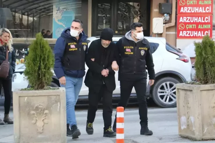 Polisdən qaçmaq üçün 12 il qardaşının kimliyindən istifadə etdi 