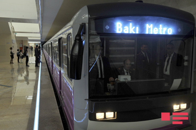 Bakı metrosunda özünü qatarın altına atan sərnişin öldü - YENİLƏNİB 