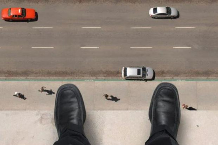 Sumqayıtda DƏHŞƏT:  76 yaşlı kişi özünü binadan atdı 