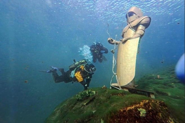 Baykal gölündə müəmmalı heykəli görənlər heyrətə gəldi - VİDEO 