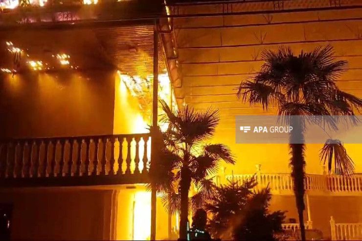 Şəmkirdə 8 otaqlı ev yanıb kül oldu