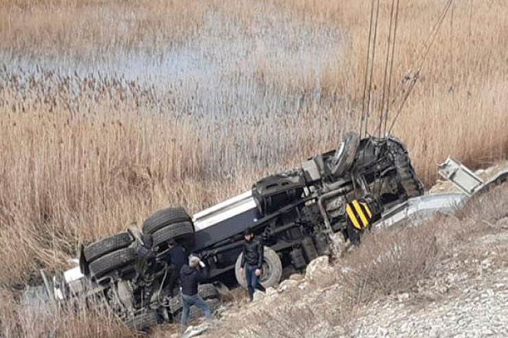 Daşkəsəndə  yanacaq daşıyan maşın   dərəyə aşdı, ölənlər var 