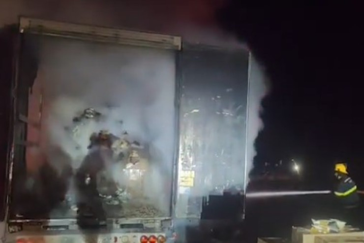 Bakı-Qazax yolunda yük avtomobili yandı: 14 ton qida məhv oldu - VİDEO 