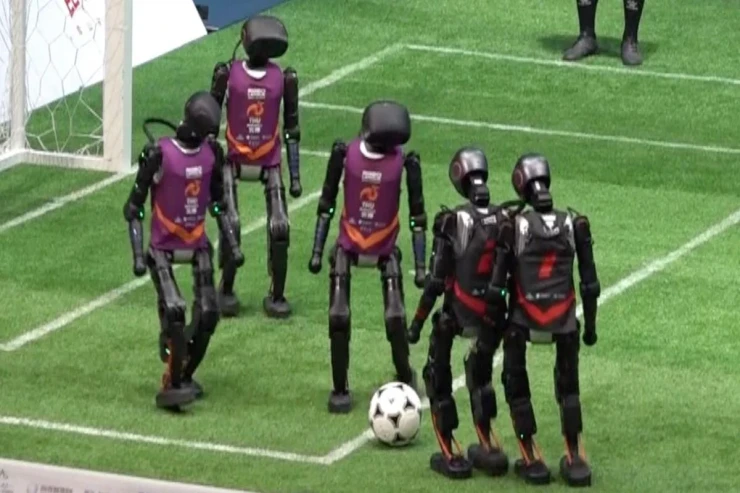 İnsanabənzər robotların iştirak etdiyi ilk  futbol turniri   -  VİDEO 