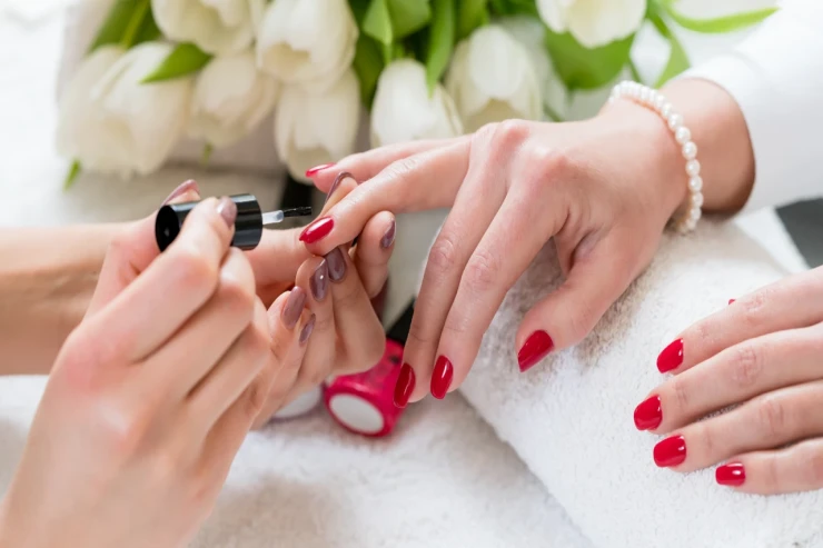 Yuxuda rəngli dırnaq boyası çəkmək  nə deməkdir?