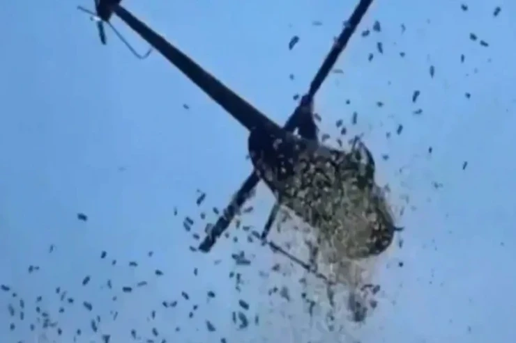 Vertolyotdan qızılgül ləçəyi və pul  səpələdilər