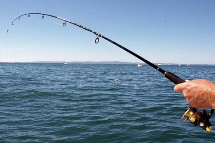 “Bir balıq  tuta bilmədin”  deyib döydü, dənizə atdı  