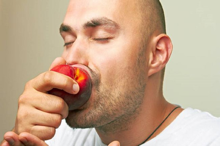 Təkcə qarpız deyil:  Yayda orqanizmi nəmləndirən bu 5 meyvəni tanıyın 