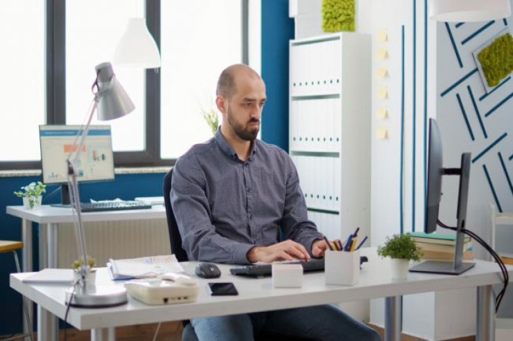 Sağlam qalmaq üçün oturaq işdə  saatda neçə dəfə ayağa qalxmalısınız? 