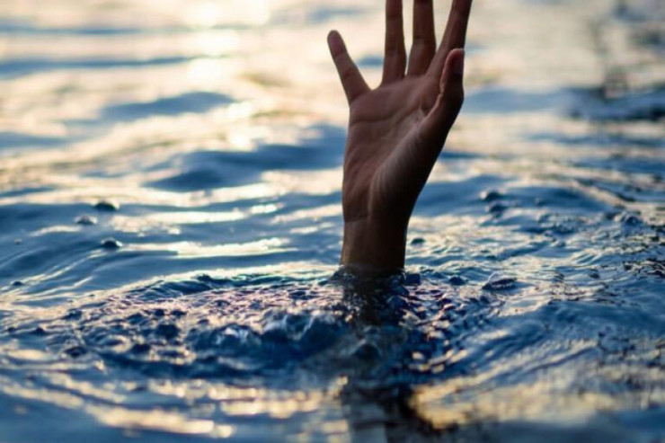 Bulvarda  həyəcanlı anlar:   Polis gənc qızı  xilas etmək üçün özünü dənizə atdı -  VİDEO  -YENİLƏNİB 