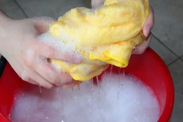 Bütün qadınlar üçün DƏRS:  Ata üç aylıq oğlunu bir vedrə yuyucu tozda  boğdu