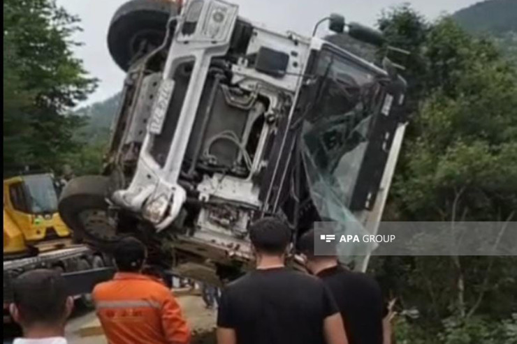Laçında yük maşını dərəyə aşdı 