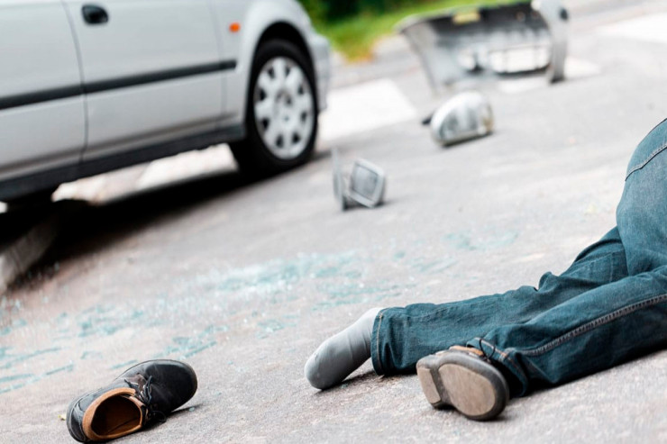 Bakıda minik maşını yük avtomobili ilə toqquşdu, ölən var 