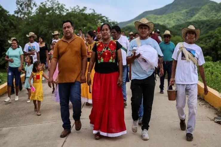 Şəhərin meri  timsahla   evləndi -  VİDEO 