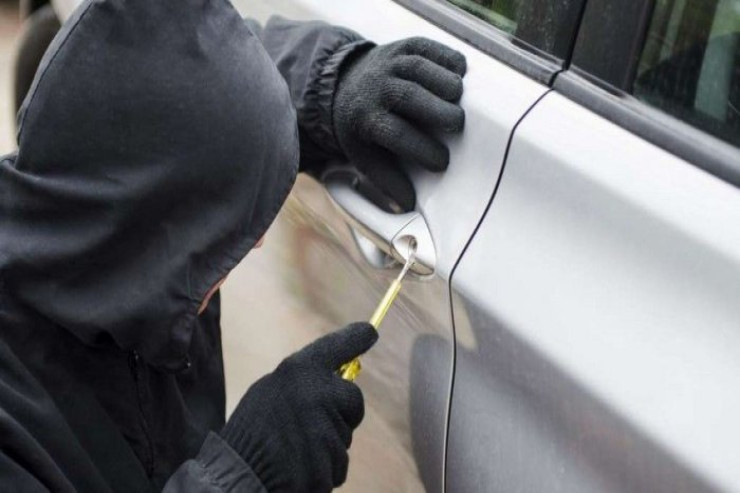 12 yaşlı uşaq oğurladığı avtomobili 30 dollara satdı 