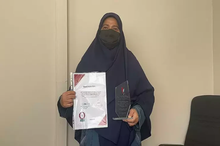 53 yaşında 13-cü diplomunu  aldı