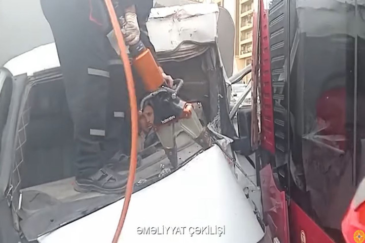 Bakıda "Qazel" "BakuBus"un avtobusu ilə toqquşdu - VİDEO 