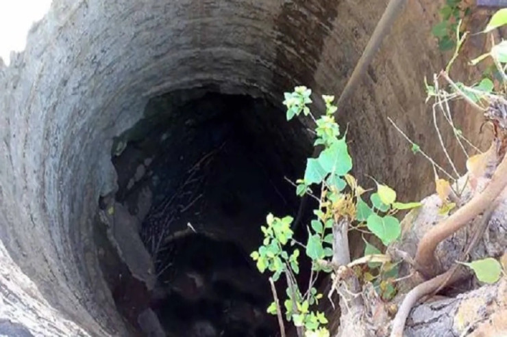 Abşeronda kişi evinin yanındakı quyuya düşdü 