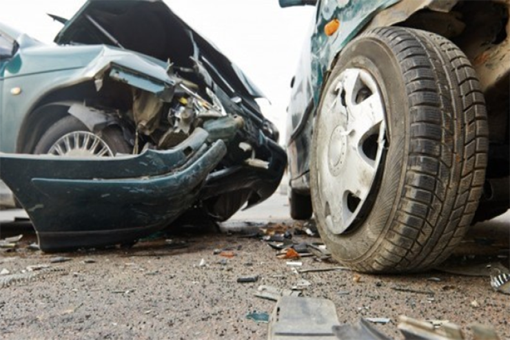 Lənkəranda maşın yol kənarındakı avtomobilə çırpıldı, ölən var 