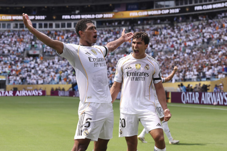 "Real"ın təyyarəsi saatlarla aeroporta enə bilmədi 